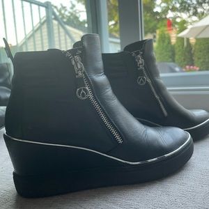 Wishbone ankle wedge boots